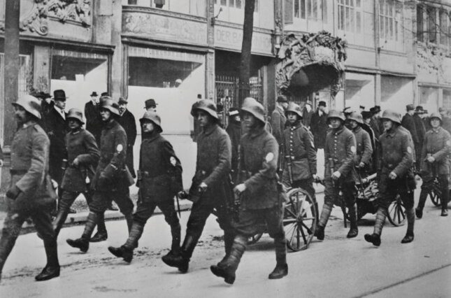 German soldiers march in 1918 Berlin